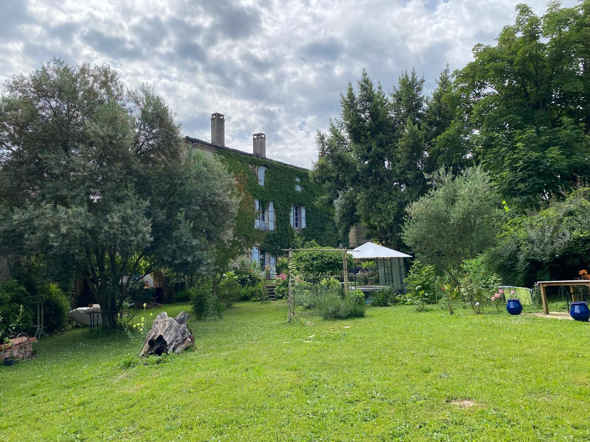 モアサック Au Jardin Y Bed & Breakfast エクステリア 写真